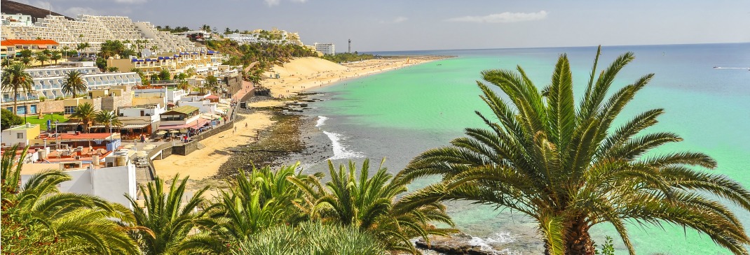 Blick über das türkise Wasser am Strand von Fuerteventura.